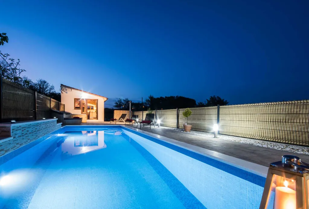 2-Bedroom House with Pool in Karojba