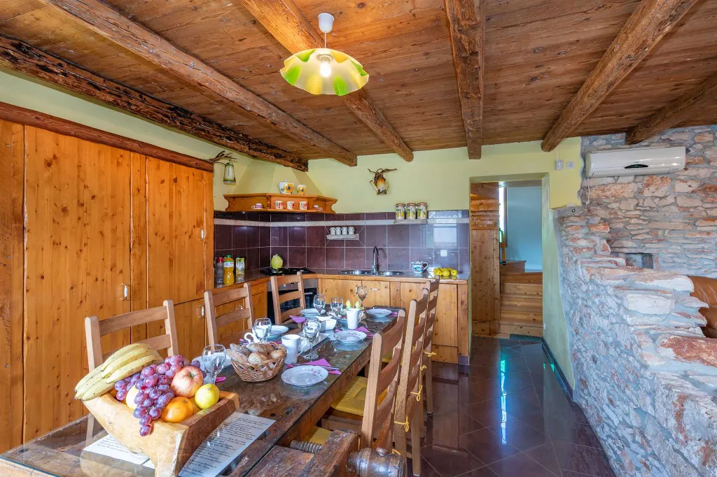 Šišan Istrian Stone House for Up to 5 Guests