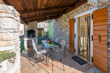 Šišan Istrian Stone House for Up to 5 Guests