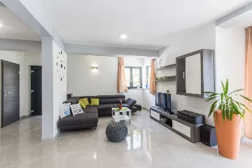 3-Bedroom House with Pool in Labin for Up to 8