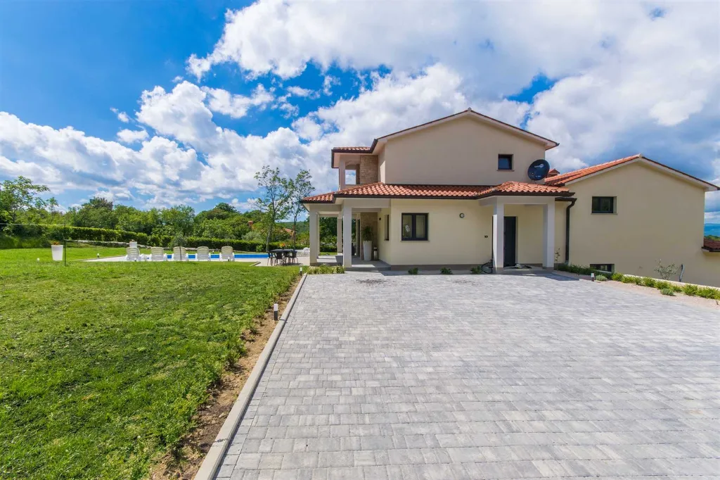 3-Bedroom House with Pool in Labin for Up to 8