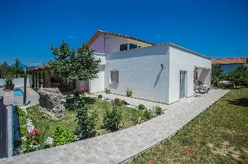 4-Bedroom House for Up to 10 Guests in Labin