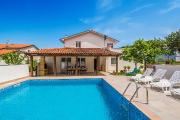 4-Bedroom House for Up to 10 Guests in Labin