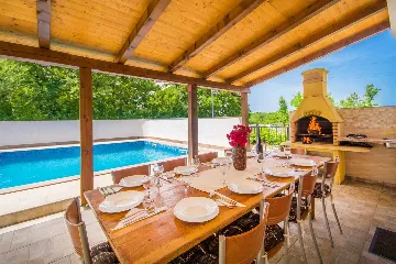 4-Bedroom House for Up to 10 Guests in Labin