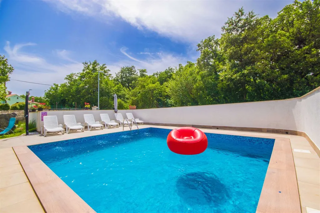 4-Bedroom House for Up to 10 Guests in Labin