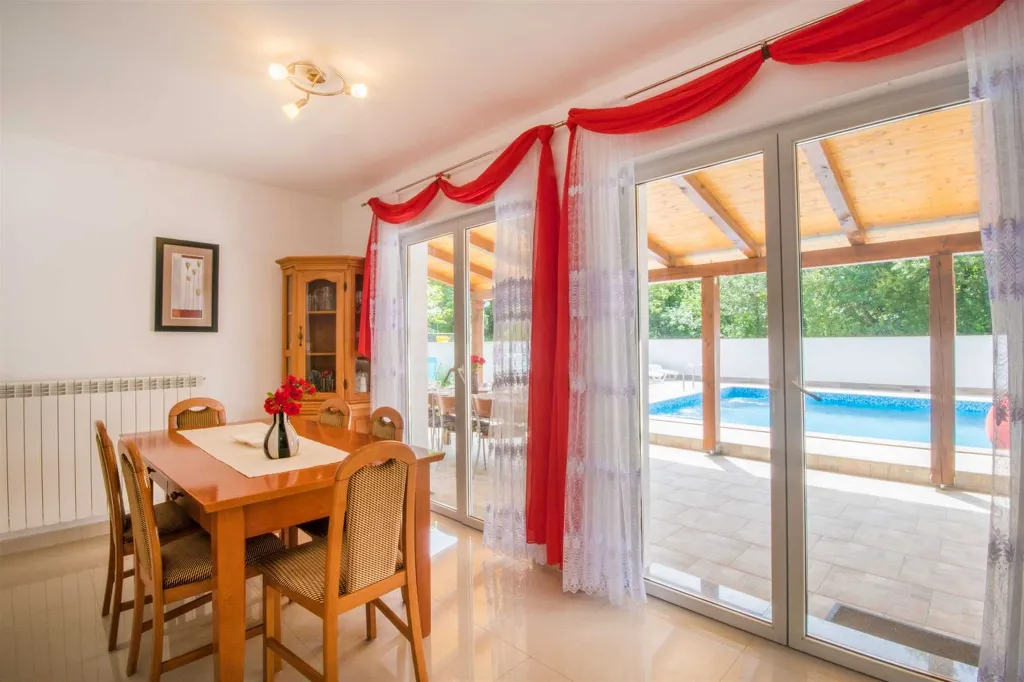 4-Bedroom House for Up to 10 Guests in Labin