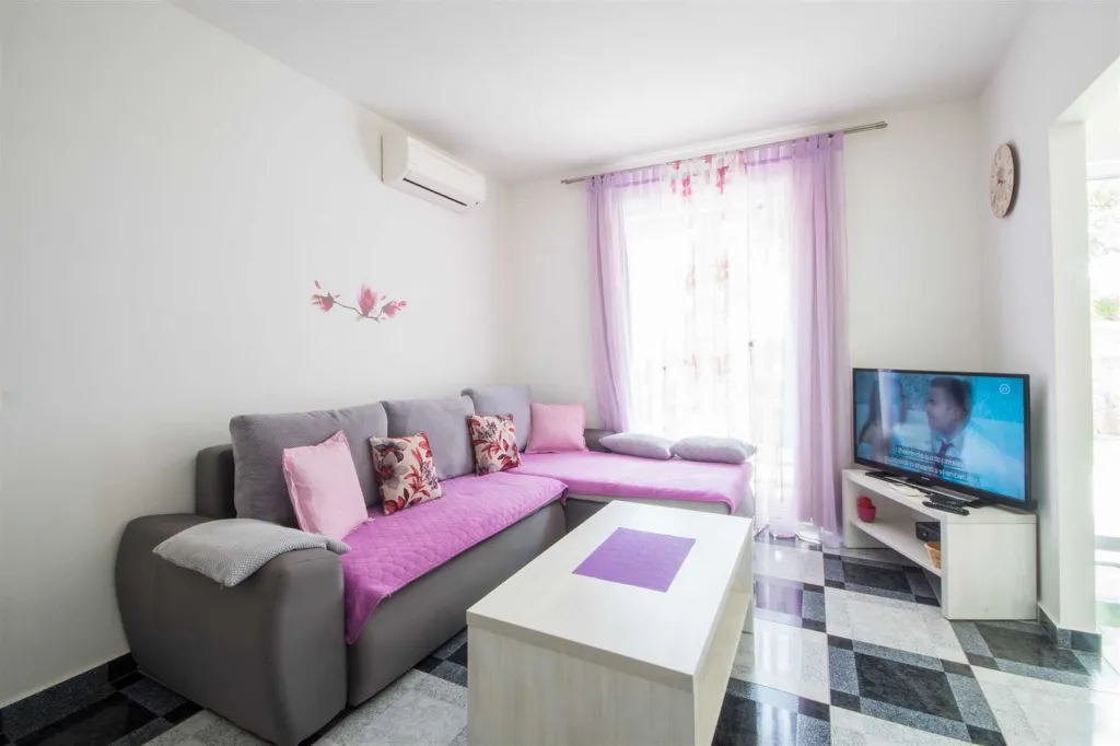 4-Bedroom House for Up to 10 Guests in Labin