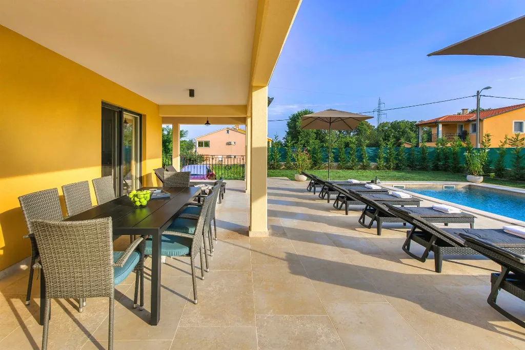 4-Bedroom House in Nedešćina for up to 9 Guests