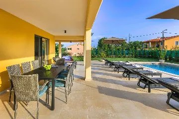 4-Bedroom House in Nedešćina for up to 9 Guests