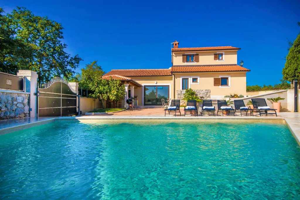 4-Bedroom Villa with Pool in Tomišići
