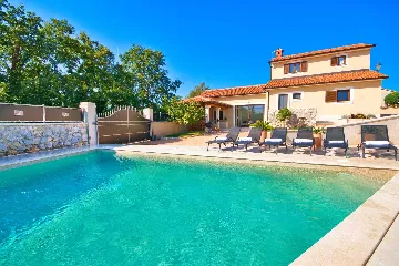 4-Bedroom Villa with Pool in Tomišići