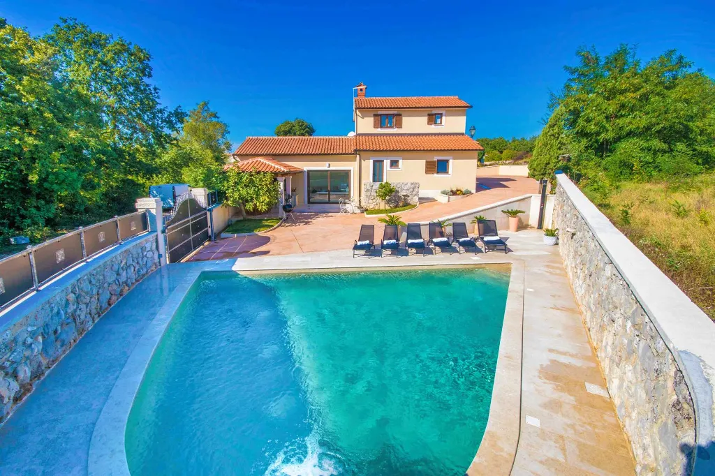4-Bedroom Villa with Pool in Tomišići