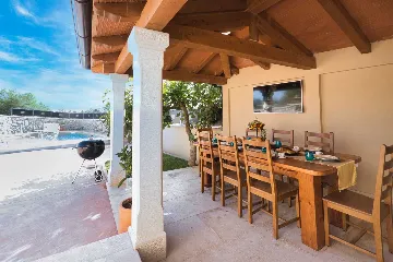 4-Bedroom Villa with Pool in Tomišići