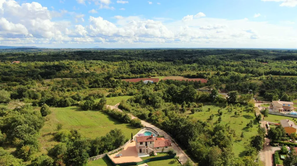 4-Bedroom Villa with Pool in Tomišići