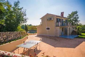 4-Bedroom Villa with Pool in Tomišići