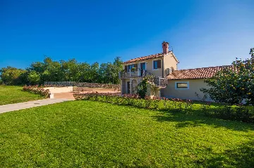 4-Bedroom Villa with Pool in Tomišići