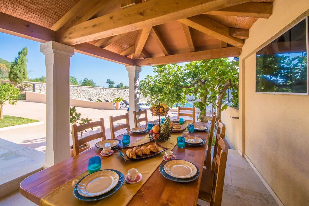 4-Bedroom Villa with Pool in Tomišići