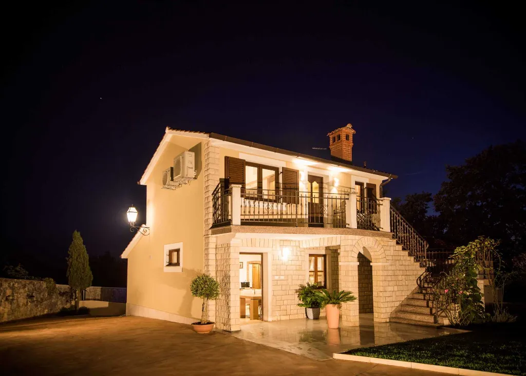4-Bedroom Villa with Pool in Tomišići