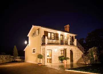 4-Bedroom Villa with Pool in Tomišići