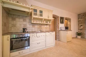 4-Bedroom Villa with Pool in Tomišići