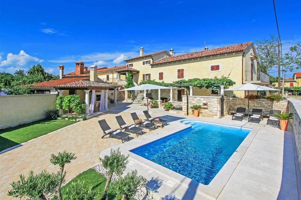 3-Bedroom House in Žminj with Swimming Pool