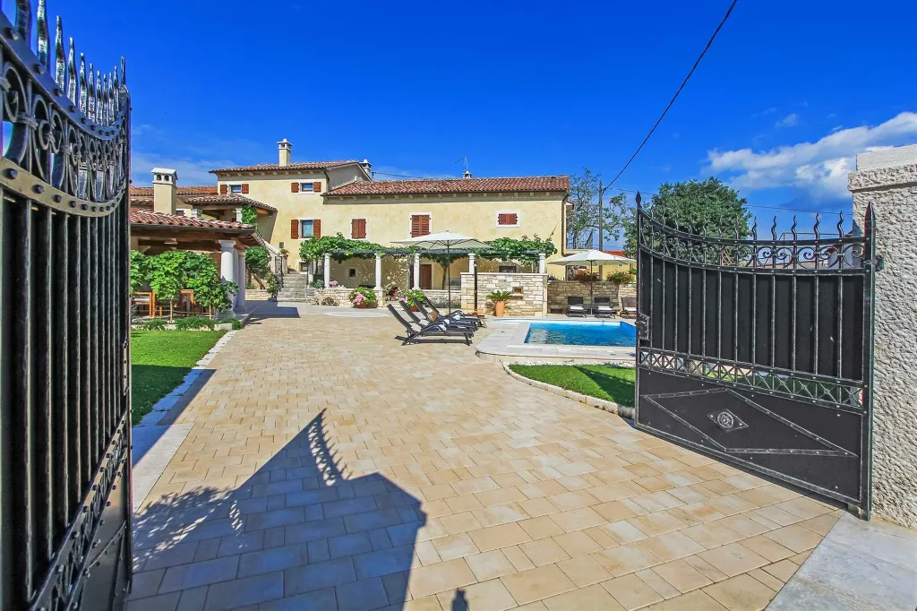 3-Bedroom House in Žminj with Swimming Pool