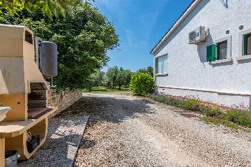 Semi-Detached House for 4 Guests in Ližnjan