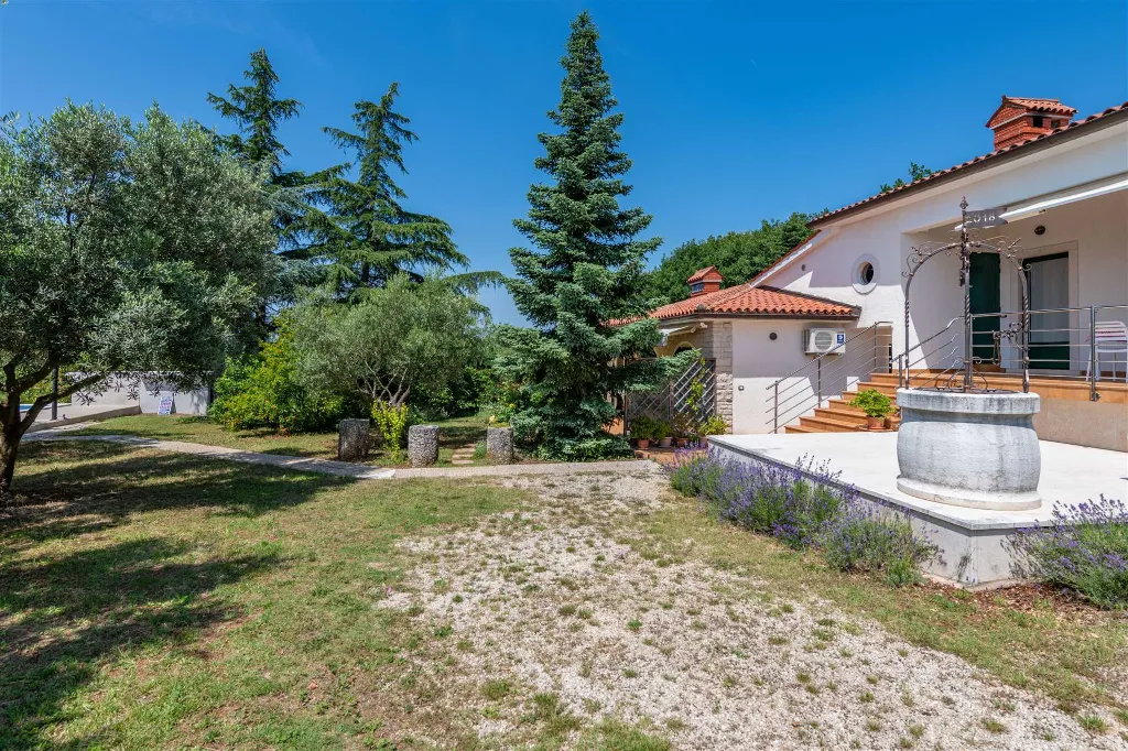 Semi-Detached House for 4 Guests in Ližnjan