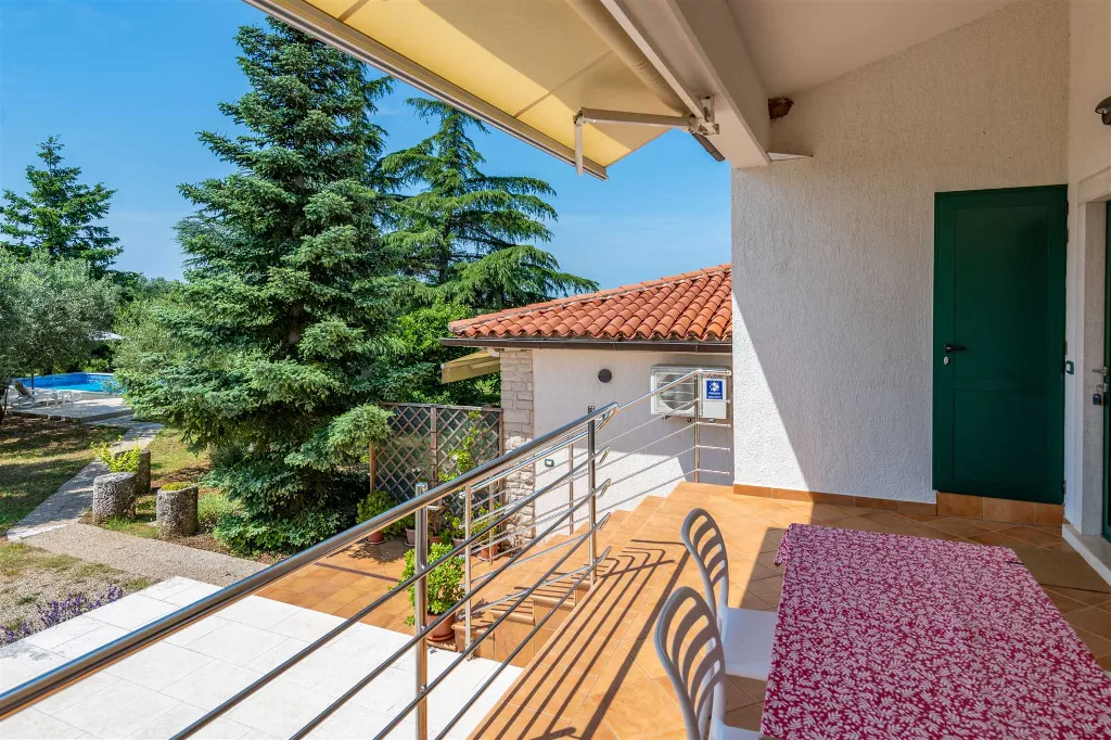 Semi-Detached House for 4 Guests in Ližnjan