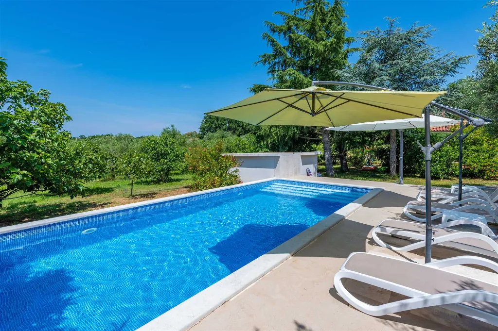 Semi-Detached House for 4 Guests in Ližnjan