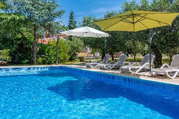 Semi-Detached House for 4 Guests in Ližnjan