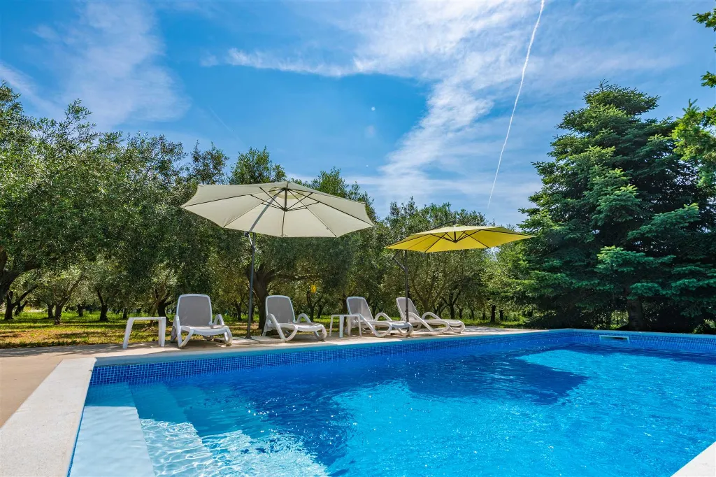 Semi-Detached House for 4 Guests in Ližnjan