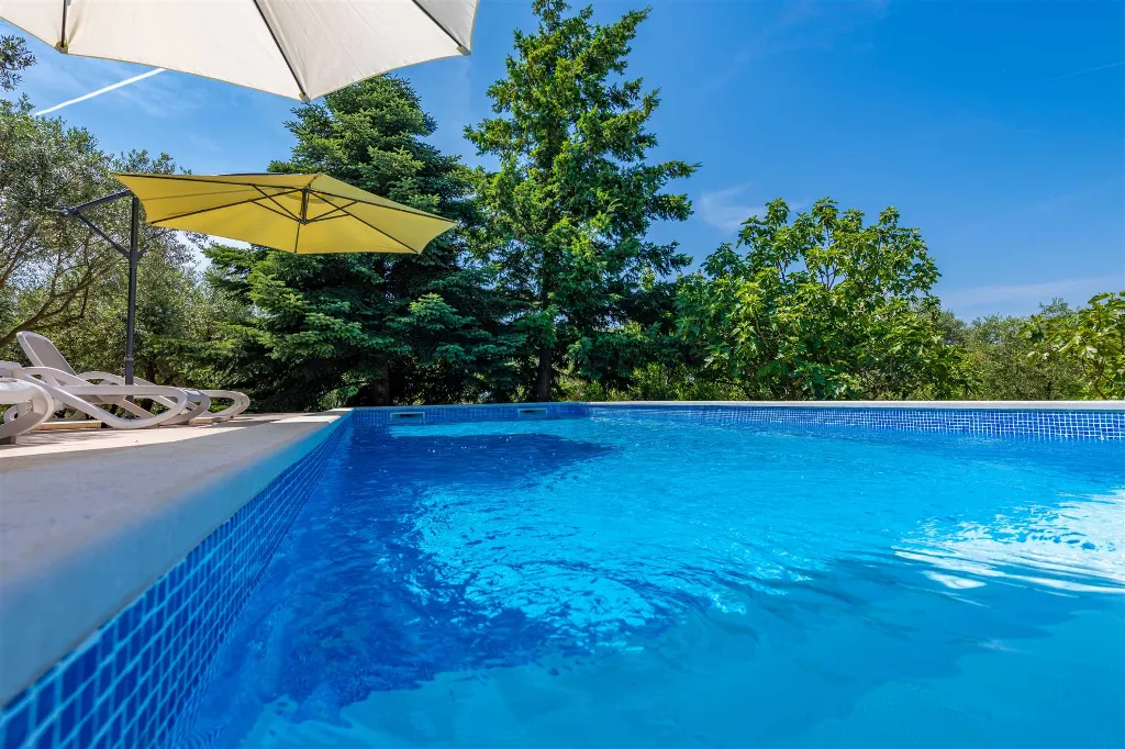 Semi-Detached House for 4 Guests in Ližnjan