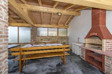 4-Bedroom House with Private Pool in Cerovlje