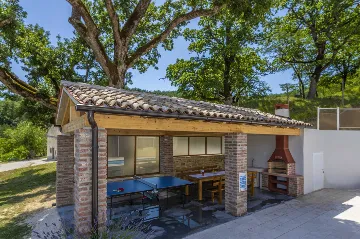 4-Bedroom House with Private Pool in Cerovlje