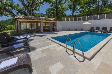 4-Bedroom House with Private Pool in Cerovlje