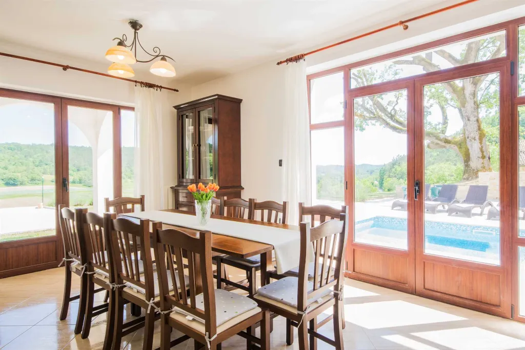 4-Bedroom House with Private Pool in Cerovlje
