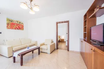 4-Bedroom House with Private Pool in Cerovlje