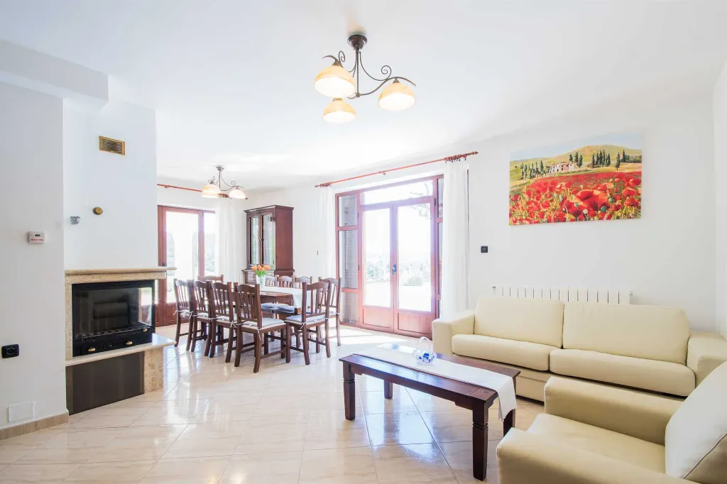 4-Bedroom House with Private Pool in Cerovlje