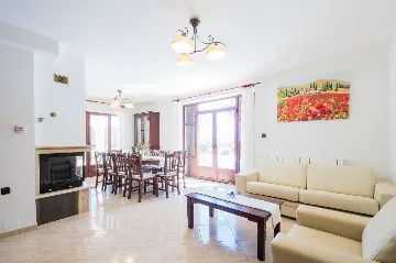 4-Bedroom House with Private Pool in Cerovlje