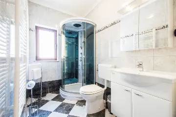 4-Bedroom House with Private Pool in Cerovlje