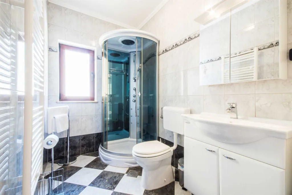 4-Bedroom House with Private Pool in Cerovlje