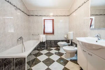 4-Bedroom House with Private Pool in Cerovlje