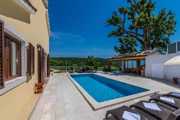 4-Bedroom House with Private Pool in Cerovlje