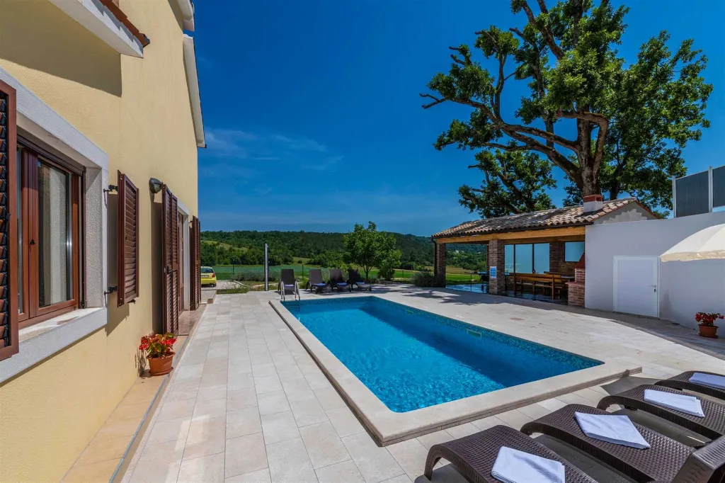 4-Bedroom House with Private Pool in Cerovlje