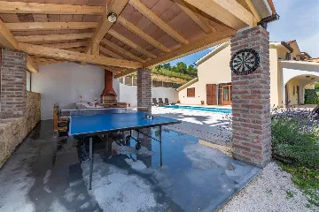 4-Bedroom House with Private Pool in Cerovlje