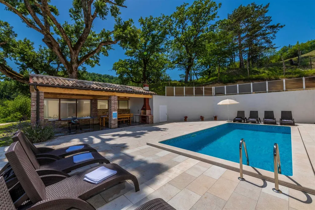 4-Bedroom House with Private Pool in Cerovlje
