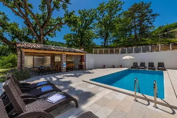 4-Bedroom House with Private Pool in Cerovlje