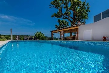 4-Bedroom House with Private Pool in Cerovlje