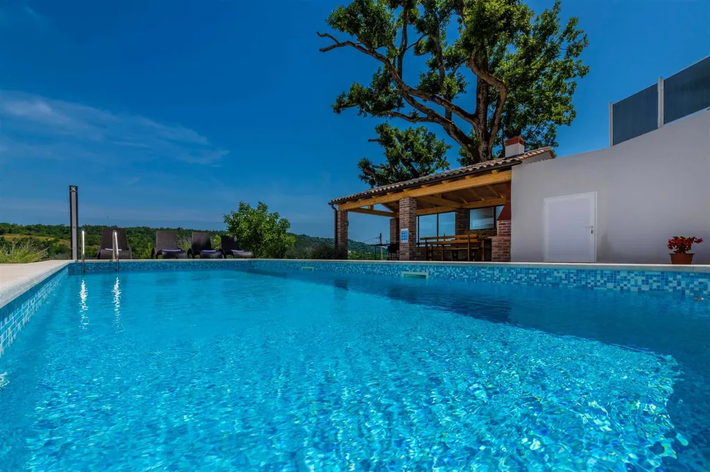 4-Bedroom House with Private Pool in Cerovlje